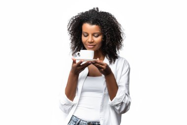 Beyaz tenli, kahve kokan Afrikalı Amerikalı bir kadın. 