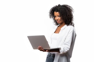 Beyaz bilgisayarla izole edilmiş mutlu Afrikalı Amerikalı kadın. 