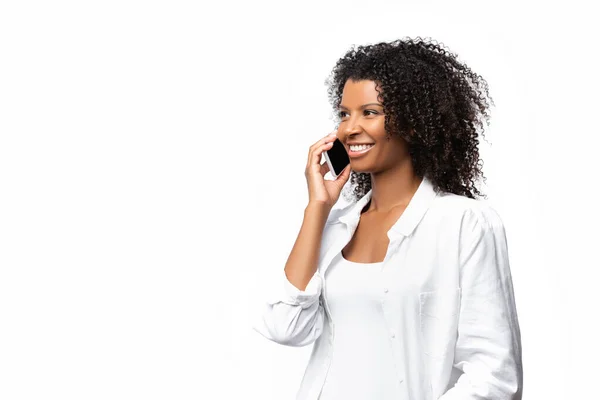 Mujer Afroamericana Positiva Hablando Por Celular Aislado Blanco —  Fotos de Stock