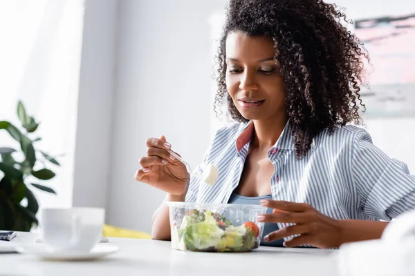 Africano Americano Mulher Olhando Para Salada Perto Xícara Primeiro Plano — Fotografia de Stock