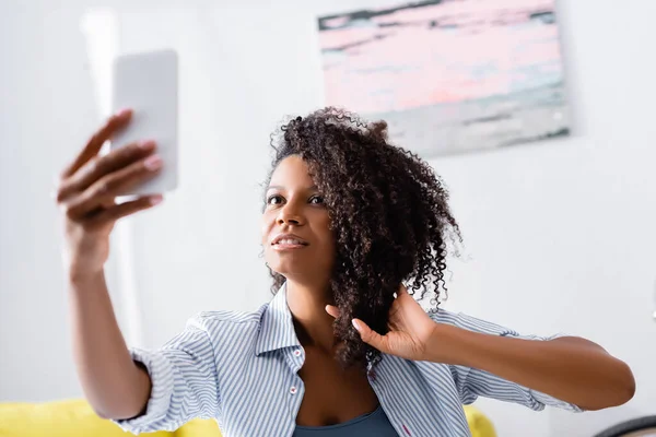 Wanita Afrika Curly Mengambil Selfie Ponsel Pada Latar Depan Kabur Stok Foto