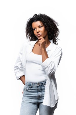 Düşünceli Afro-Amerikan kadın gömlekli, beyaz tenli.