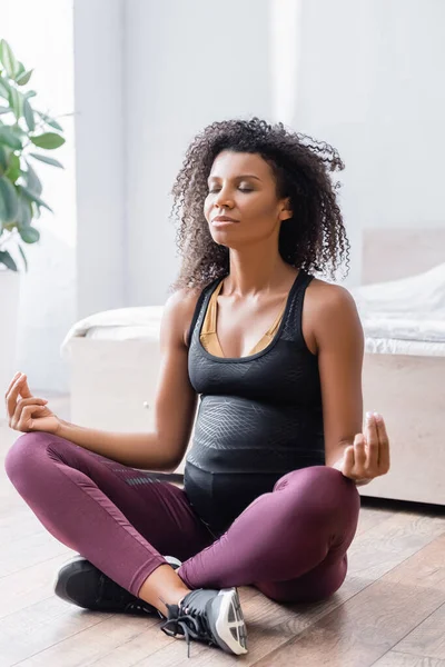 Wanita African Amerika Hamil Duduk Dalam Pose Yoga Kamar Tidur Stok Foto