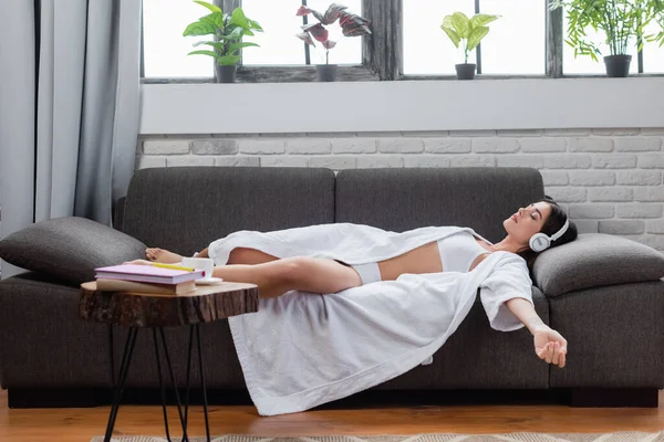 Mujer Adulta Joven Durmiendo Auriculares Sofá Casa —  Fotos de Stock