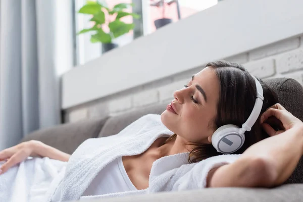 Pacífica Mujer Joven Adulta Con Los Ojos Cerrados Descansando Los — Foto de Stock