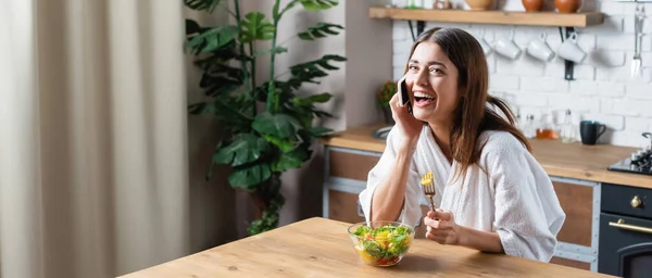 Junge Erwachsene Frau Bademantel Isst Salat Und Spricht Mit Handy — Stockfoto