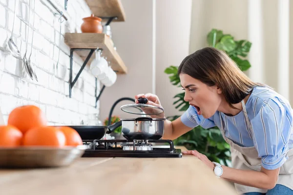 Upprörd Ung Vuxen Kvinna Matlagning Nära Brännare Modernt Kök — Stockfoto