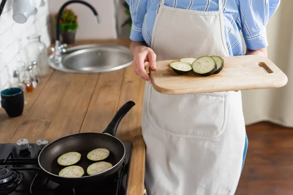 Cropped View Young Adult Woman Holding Slices Eggplant Cutting Board — Stock Photo, Image