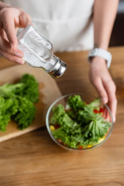 Partiell Bild Ung Vuxen Kvinna Krydda Färska Grönsaker Sallad Med — Stockfoto