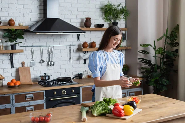 Feliz Joven Mujer Adulta Delantal Preparando Ensalada Verduras Cocina Moderna — Foto de Stock