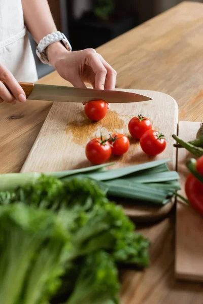 Partial View Female Hands Cutting Cherry Tomatoes Chopping Board Modern — Stock Photo, Image