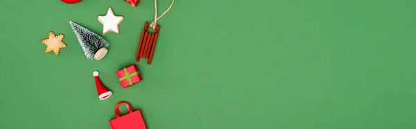 Encabezado del sitio web de adornos de Navidad y galletas sobre fondo verde con espacio de copia - foto de stock