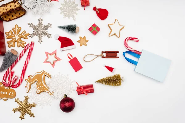 Vista superior de diferentes bugigangas de Natal, baubles doces e biscoitos no fundo branco — Fotografia de Stock