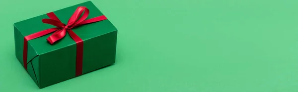 Intestazione del sito web di scatola regalo con nastro rosso su sfondo verde con spazio di copia — Foto stock