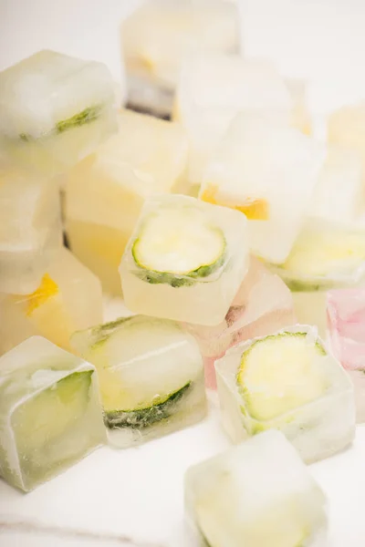 Cubos de gelo de frutas e vegetais sobre fundo branco desfocado — Fotografia de Stock