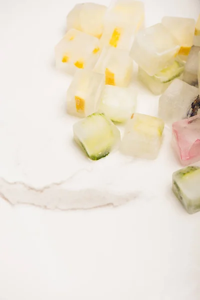 Cubos de frutas y verduras esmeriladas sobre fondo de mármol blanco - foto de stock