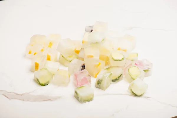 Cubos de frutas e vegetais refrescantes foscos no fundo de mármore branco — Fotografia de Stock