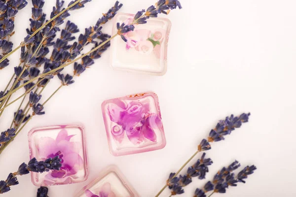 Draufsicht auf gefrorene Lavendelblüten in der Nähe von Zweigen auf weißem Hintergrund — Stockfoto