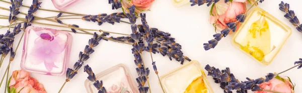 Galhos de lavanda com flores perto de cubos de gelo refrescantes na superfície branca, banner — Fotografia de Stock