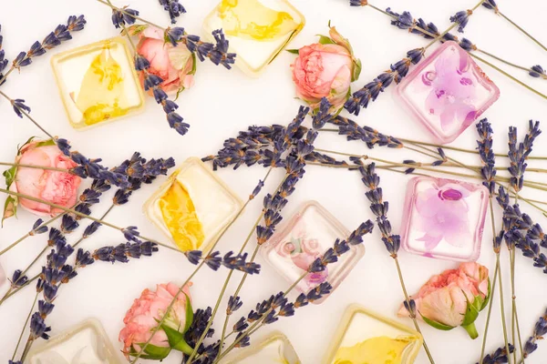 Vista superior de galhos de lavanda perto de cubos de gelo refrescantes na superfície branca — Fotografia de Stock