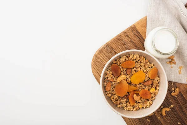 Vue de dessus de délicieux granola aux noix, yaourt et abricots secs isolés sur blanc — Photo de stock