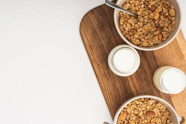 Vista superior de la deliciosa granola con nueces, yogur aislado en blanco - foto de stock