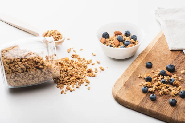 Leckeres Müsli mit Nüssen und Blaubeeren auf weißem Hintergrund — Stockfoto