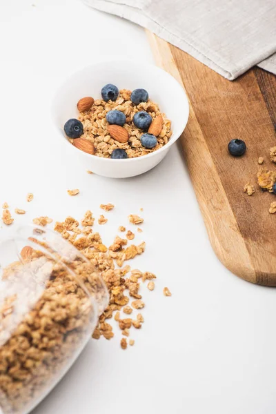 Deliciosa granola com nozes e mirtilo no fundo branco — Fotografia de Stock