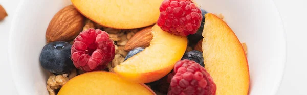 Nahaufnahme von köstlichem Müsli mit Nüssen, Pfirsich, Blaubeere und Himbeere, Banner — Stockfoto