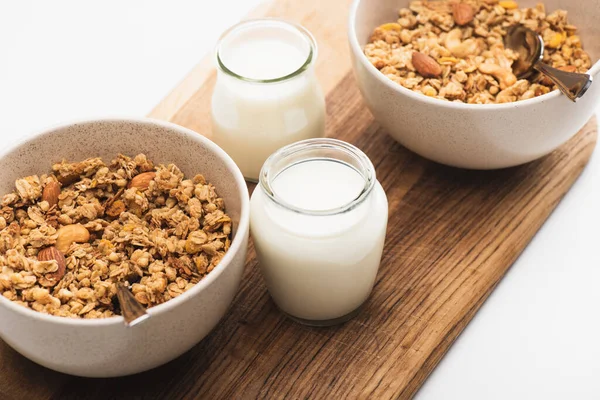 Leckeres Müsli mit Nüssen und Joghurt isoliert auf weiß — Stockfoto