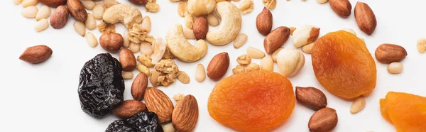 Délicieux granola aux noix et fruits secs éparpillés sur blanc, bannière — Photo de stock
