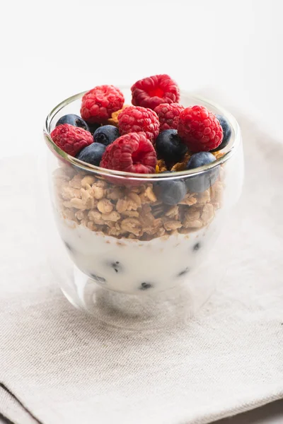 Deliciosa granola com bagas e iogurte em copo de vidro — Fotografia de Stock