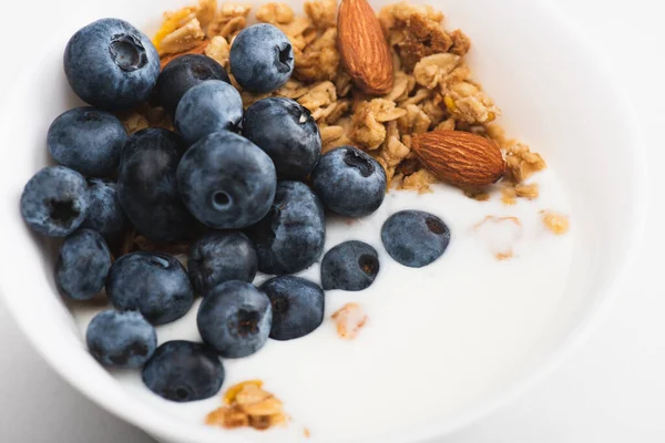 Gros plan de délicieux granola aux noix, yaourt, myrtille dans un bol — Photo de stock