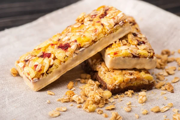 Gros plan de délicieux muesli bars sur la serviette — Photo de stock