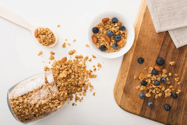 Vista superior de granola deliciosa com nozes, mirtilo e damascos secos isolados em branco — Fotografia de Stock