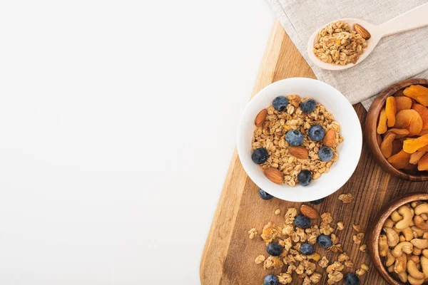 Vue de dessus de délicieux granola aux noix, bleuets et abricots secs isolés sur blanc — Photo de stock