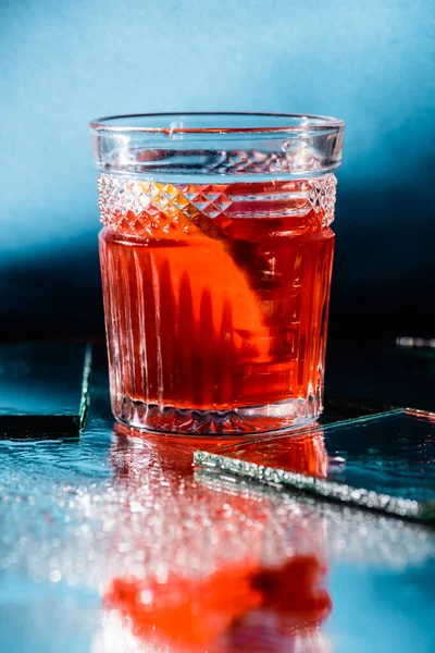 Cocktail alcolico misto con rum e arancia su blu — Foto stock