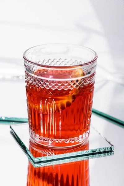 Fetta di arancia in cocktail di alcool misto su bianco — Foto stock