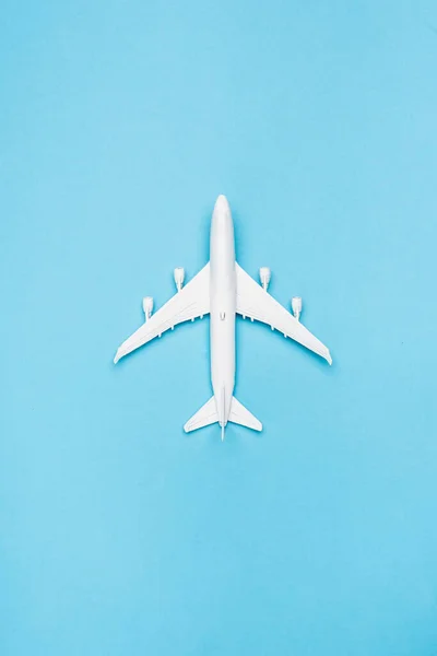 Draufsicht des weißen Flugzeugmodells auf blauem Hintergrund — Stockfoto