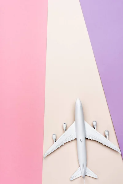 Draufsicht des weißen Flugzeugmodells auf buntem Hintergrund — Stockfoto