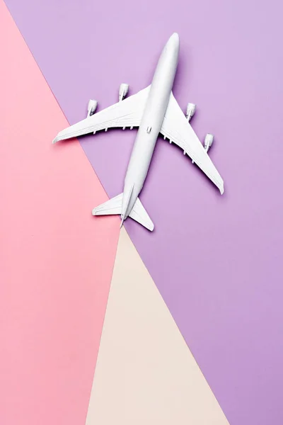 Draufsicht des weißen Flugzeugmodells auf buntem Hintergrund — Stockfoto
