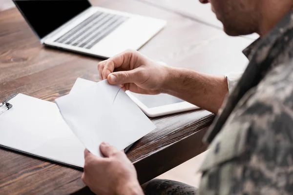 Vista ritagliata dell'uomo militare in busta tenuta uniforme con lettera — Foto stock