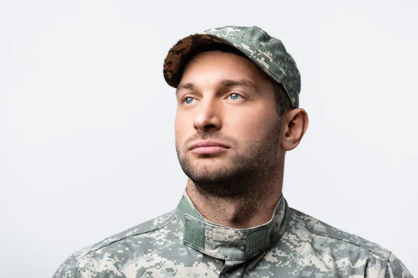 Militar serio en uniforme y gorra aislado en blanco - foto de stock