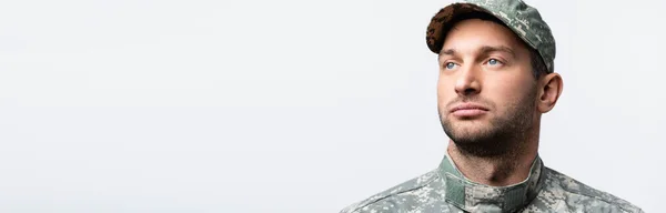 Militar serio en uniforme y gorra aislado en blanco, bandera - foto de stock