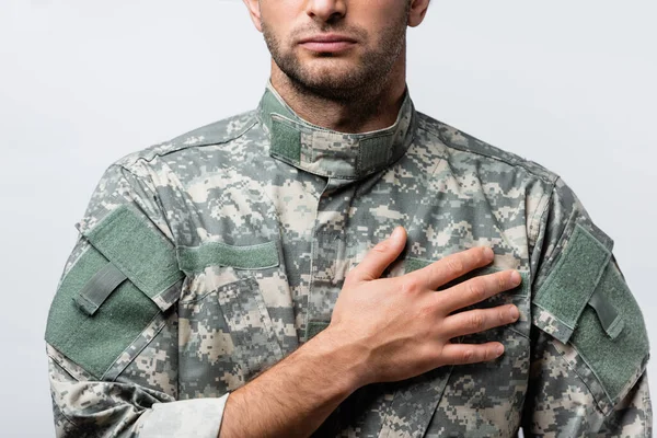 Обрізаний вид на вірність патріотичного військового в уніформі, ізольований на білому — стокове фото