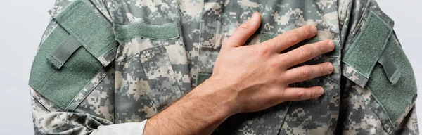 Vista parcial del militar patriótico en uniforme jurando lealtad aislado en blanco - foto de stock