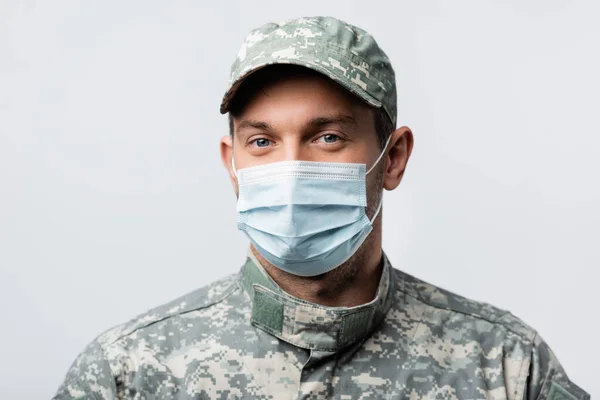 Militaire en uniforme et masque médical regardant la caméra isolée sur blanc — Photo de stock