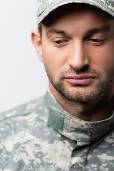 Pensoso militare uomo in uniforme guardando giù isolato su bianco — Foto stock