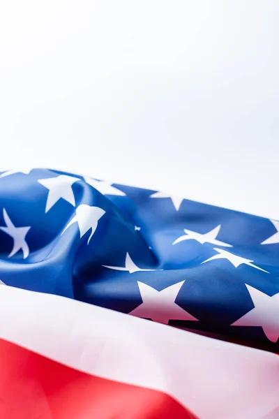 Amerika-Flagge schwenkend mit Sternen und Streifen auf weißem Grund — Stockfoto