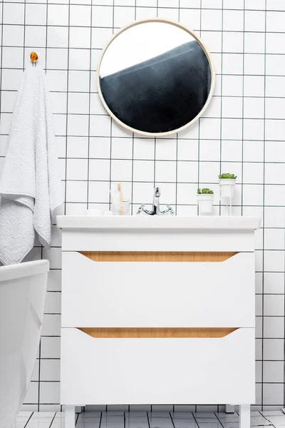 Plantes près de l'évier et miroir dans salle de bain moderne — Photo de stock